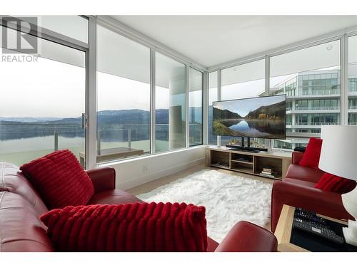 1191 Sunset Drive Unit# 2705, Kelowna, BC - Indoor Photo Showing Living Room