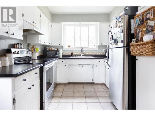 4747 Freimuller Avenue, Prince George, BC - Indoor Photo Showing Kitchen With Double Sink