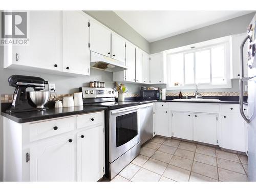 4747 Freimuller Avenue, Prince George, BC - Indoor Photo Showing Kitchen With Double Sink