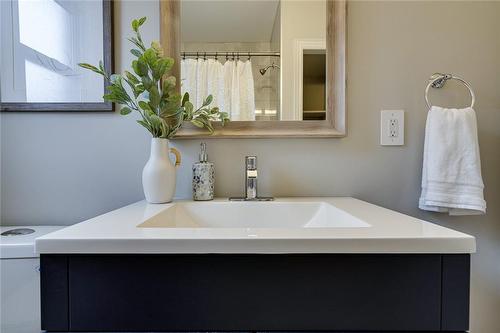 237 East 19Th Street, Hamilton, ON - Indoor Photo Showing Bathroom