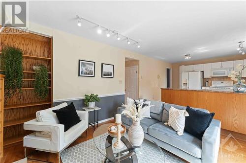 2741 Massicotte Lane, Ottawa, ON - Indoor Photo Showing Living Room