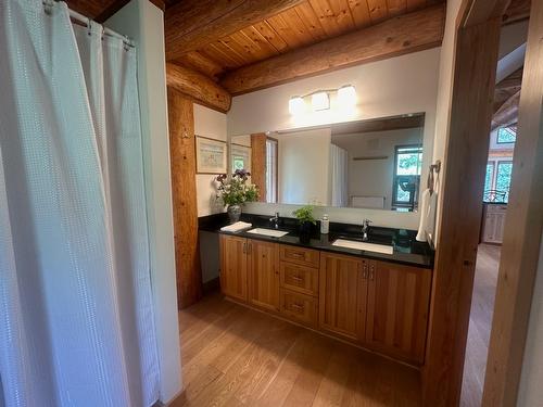 714 Regent Street, Nelson, BC - Indoor Photo Showing Bathroom