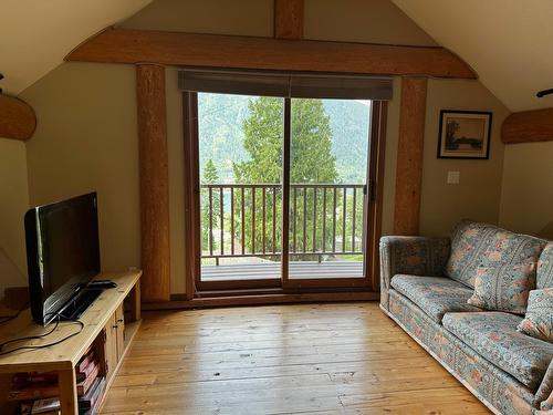 714 Regent Street, Nelson, BC - Indoor Photo Showing Living Room