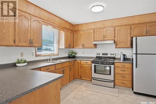 726 Wilkinson Way, Saskatoon, SK - Indoor Photo Showing Kitchen With Double Sink