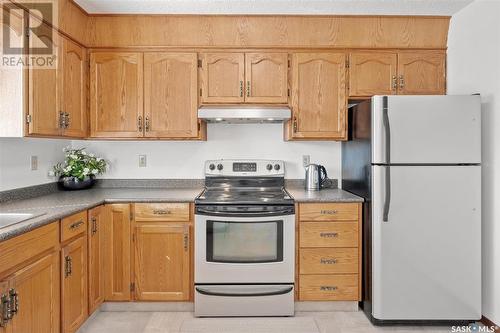 726 Wilkinson Way, Saskatoon, SK - Indoor Photo Showing Kitchen