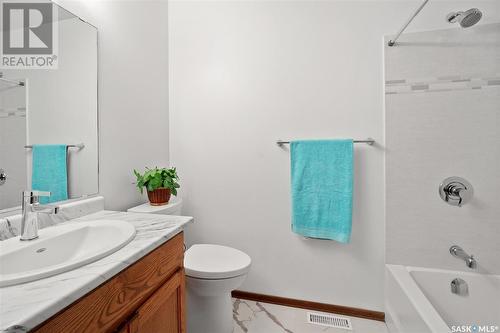 726 Wilkinson Way, Saskatoon, SK - Indoor Photo Showing Bathroom