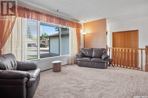 726 Wilkinson Way, Saskatoon, SK - Indoor Photo Showing Living Room