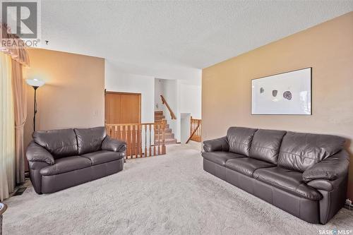 726 Wilkinson Way, Saskatoon, SK - Indoor Photo Showing Living Room