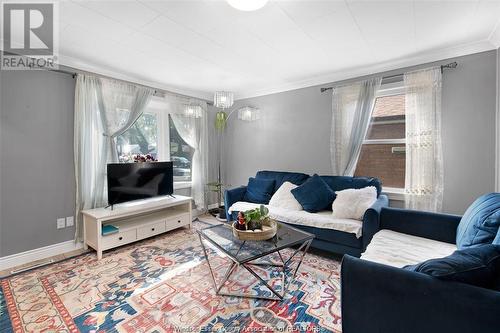 1326 Aubin, Windsor, ON - Indoor Photo Showing Living Room