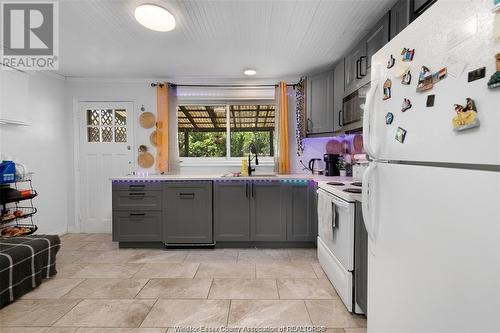 1326 Aubin, Windsor, ON - Indoor Photo Showing Kitchen