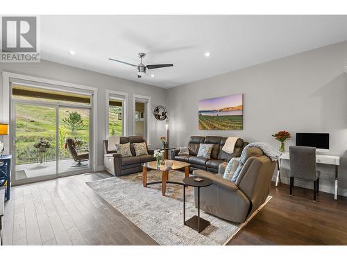 1836 Tower Ranch Boulevard Unit# 27, Kelowna, BC - Indoor Photo Showing Living Room