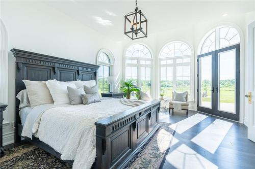 525 Elm Tree Road E, Grimsby, ON - Indoor Photo Showing Bedroom