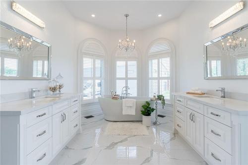 525 Elm Tree Road E, Grimsby, ON - Indoor Photo Showing Bathroom