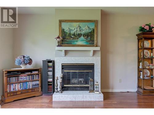 1209 Brookside Avenue Unit# 3, Kelowna, BC - Indoor Photo Showing Living Room With Fireplace