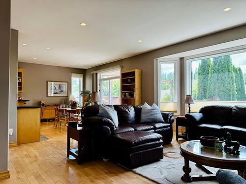 838 309Th Street, Kimberley, BC - Indoor Photo Showing Living Room