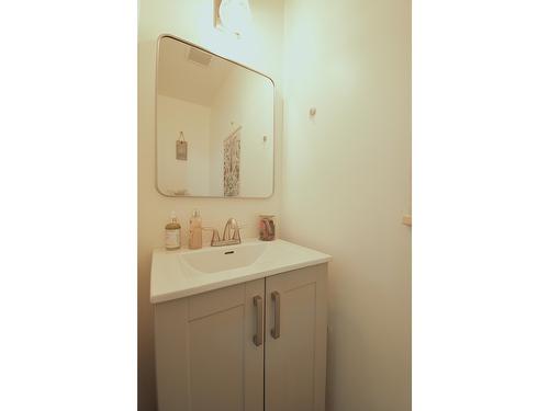 523 20Th Avenue S, Cranbrook, BC - Indoor Photo Showing Bathroom