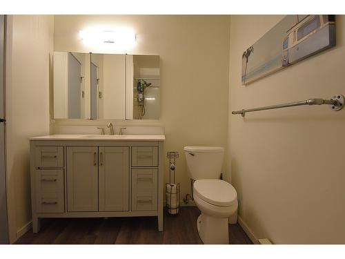 523 20Th Avenue S, Cranbrook, BC - Indoor Photo Showing Bathroom