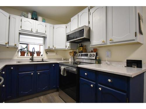 523 20Th Avenue S, Cranbrook, BC - Indoor Photo Showing Kitchen