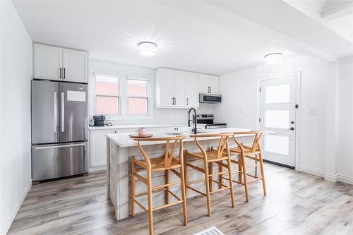 107 Ivon Avenue, Hamilton, ON - Indoor Photo Showing Kitchen