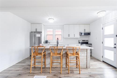 107 Ivon Avenue, Hamilton, ON - Indoor Photo Showing Kitchen