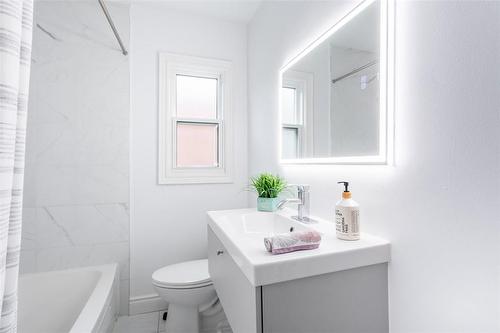 107 Ivon Avenue, Hamilton, ON - Indoor Photo Showing Bathroom