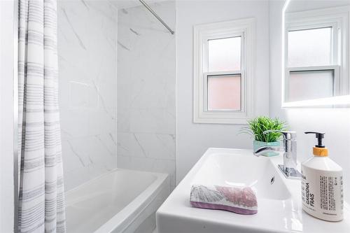 107 Ivon Avenue, Hamilton, ON - Indoor Photo Showing Bathroom