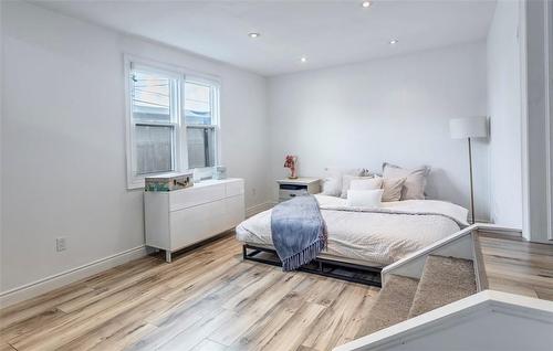 107 Ivon Avenue, Hamilton, ON - Indoor Photo Showing Bedroom