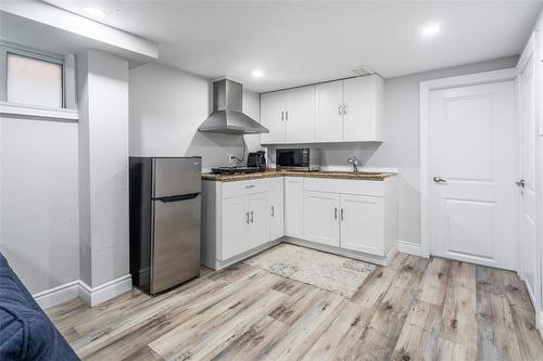 107 Ivon Avenue, Hamilton, ON - Indoor Photo Showing Kitchen