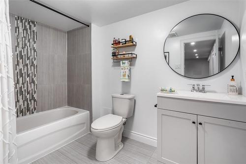 107 Ivon Avenue, Hamilton, ON - Indoor Photo Showing Bathroom