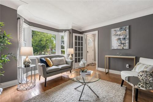126 Queensdale Avenue, Hamilton, ON - Indoor Photo Showing Living Room