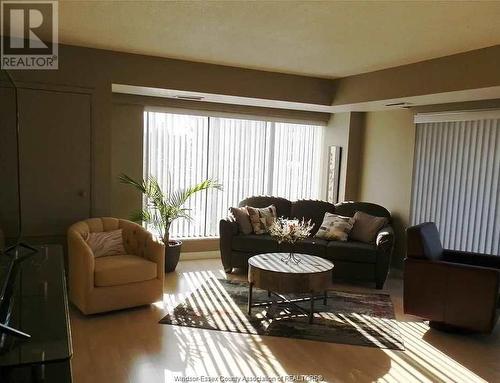 5125 Riverside Drive Unit# 504, Windsor, ON - Indoor Photo Showing Living Room