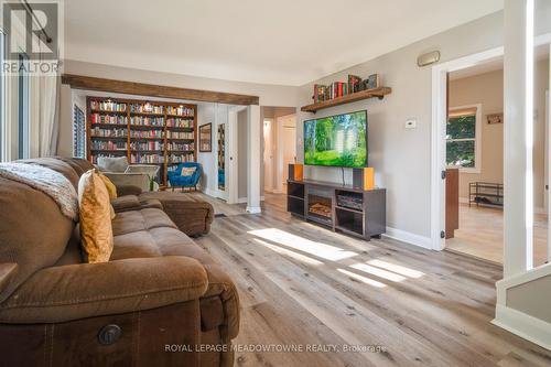 338 Inverness Avenue E, Hamilton, ON - Indoor Photo Showing Living Room