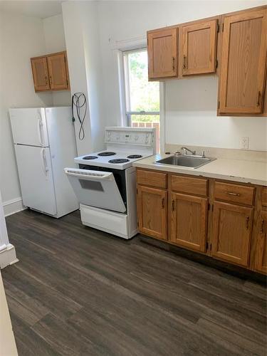 708 13Th Street, Brandon, MB - Indoor Photo Showing Kitchen