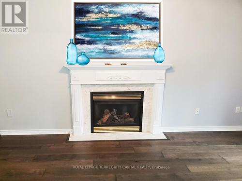 184 Patterson Road, Barrie (Ardagh), ON - Indoor Photo Showing Living Room With Fireplace