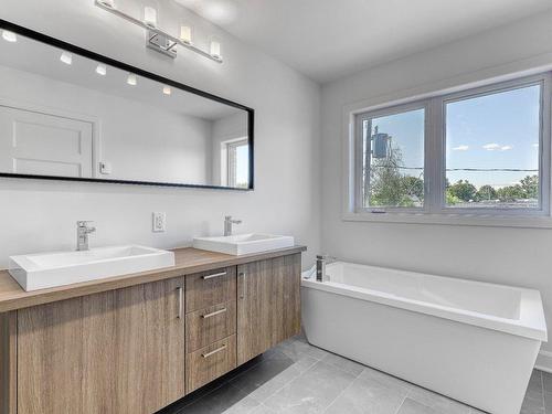 Bathroom - 4199 Rue Quevillon, Longueuil (Saint-Hubert), QC - Indoor Photo Showing Bathroom