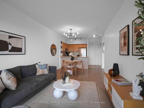 508-38 Fontenay Crt, Toronto, ON - Indoor Photo Showing Living Room