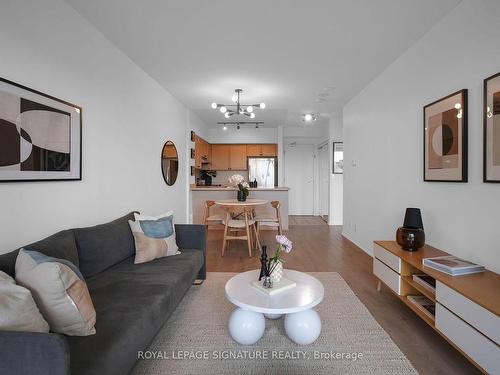 508-38 Fontenay Crt, Toronto, ON - Indoor Photo Showing Living Room