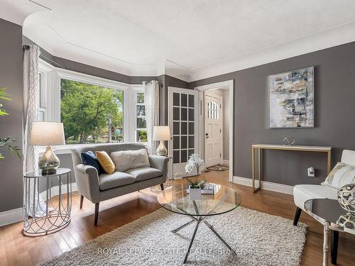 126 Queensdale Ave E, Hamilton, ON - Indoor Photo Showing Living Room