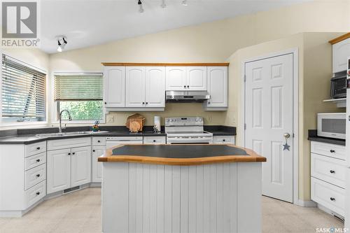 727 Bayview Close, Saskatoon, SK - Indoor Photo Showing Kitchen With Double Sink