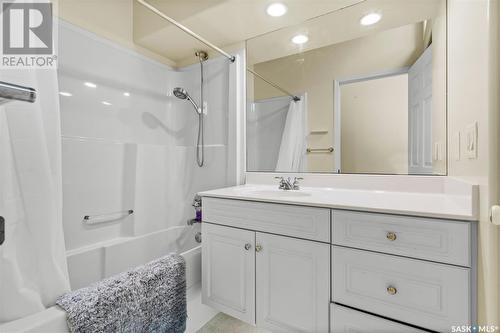 727 Bayview Close, Saskatoon, SK - Indoor Photo Showing Bathroom