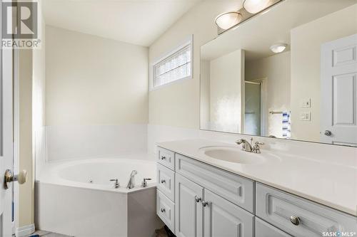 727 Bayview Close, Saskatoon, SK - Indoor Photo Showing Bathroom