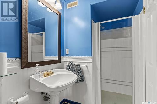 727 Bayview Close, Saskatoon, SK - Indoor Photo Showing Bathroom