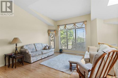 727 Bayview Close, Saskatoon, SK - Indoor Photo Showing Living Room