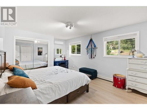 88 Hillcrest Way, Vernon, BC - Indoor Photo Showing Bedroom