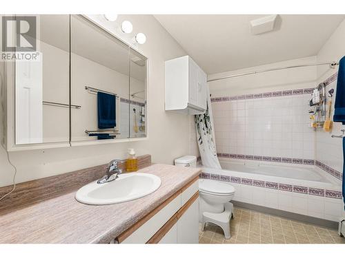 88 Hillcrest Way, Vernon, BC - Indoor Photo Showing Bathroom