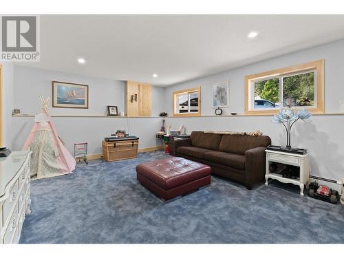 88 Hillcrest Way, Vernon, BC - Indoor Photo Showing Living Room