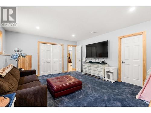 88 Hillcrest Way, Vernon, BC - Indoor Photo Showing Living Room