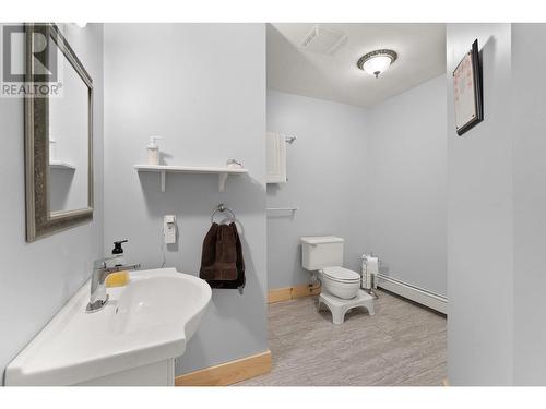 88 Hillcrest Way, Vernon, BC - Indoor Photo Showing Bathroom