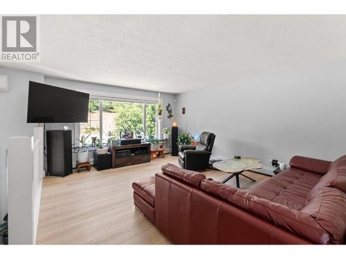 88 Hillcrest Way, Vernon, BC - Indoor Photo Showing Living Room