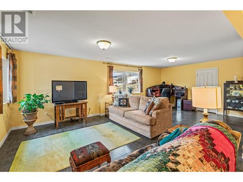 14225 Oyama Road, Lake Country, BC - Indoor Photo Showing Living Room